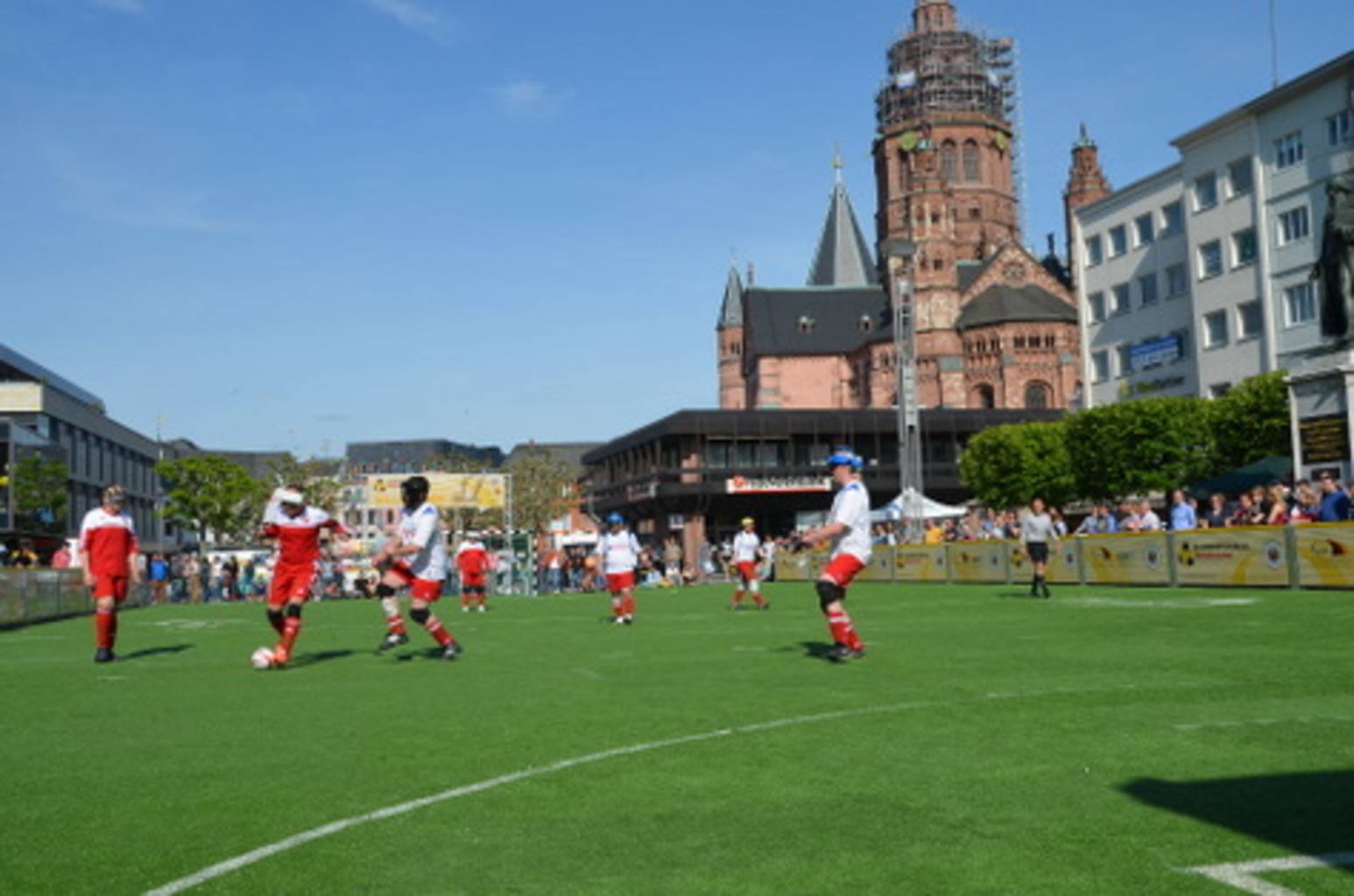 Gelsenkirchen im Angriff auf das Würzburger Tor