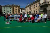 Gruppenfoto aller Teilnehmer des "Integrationsfußball-Turniers" aus Deutschland, Italien, Rumänien und Slowakei. (Foto: www.europeanday.eu)