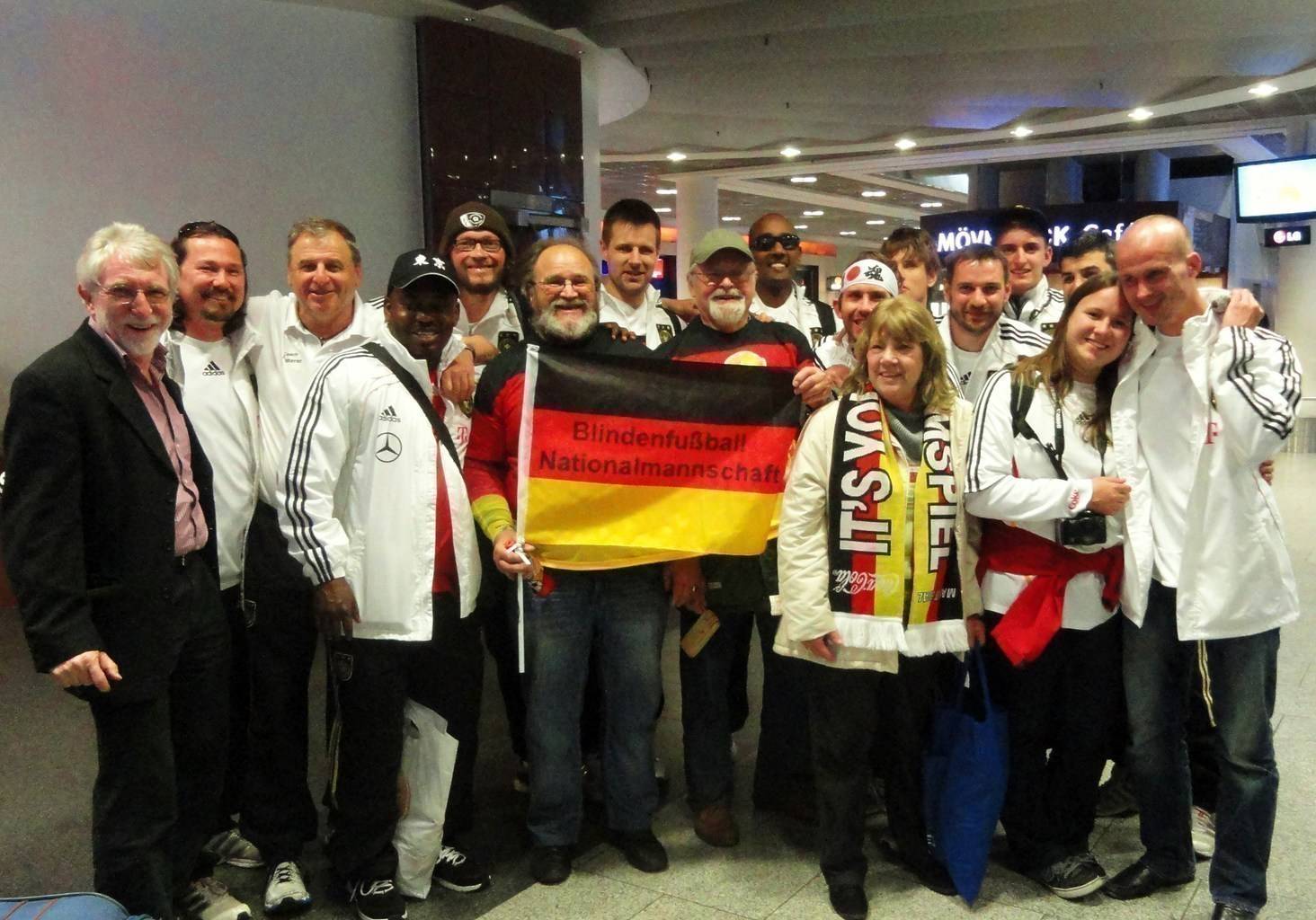 Die Deutsche Mannschaft wird bei ihrer Rückkehr aus Japan am Frankfurter Flughafen von einer kleinen Fandelegation empfangen