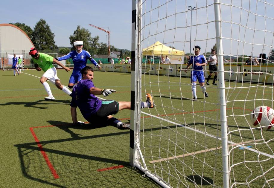 Soldanski blick nach Stuttgarter Tor dem Ball hinterher | Foto: Michael Hain