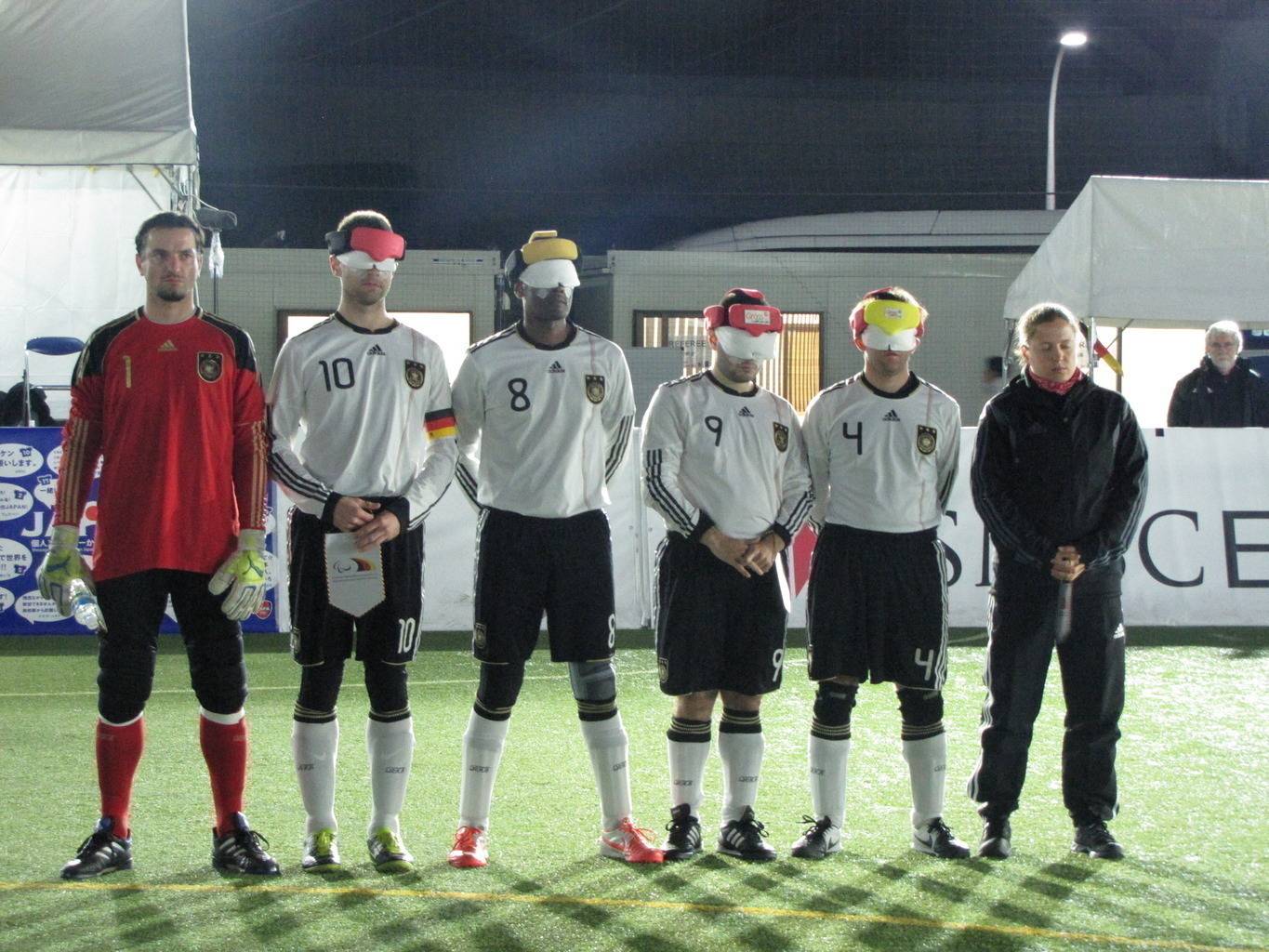 Die Startaufstellung der Deutschen Blindenfußball Nationalmannschaft beim Spiel gegen Südkorea, v.l.n.r.: Milan, Alex, Mulle, Ali, Mulle und Jule (Foto: Julitta Harms)