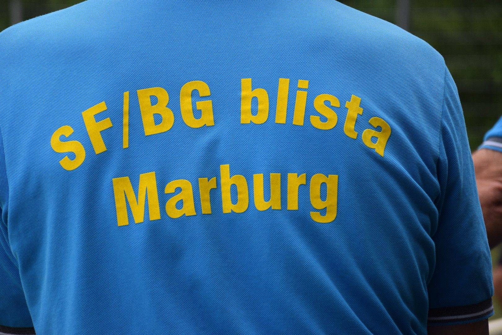Rücken eines T-Shirts mit dem Vereinsnamen als Schriftzug