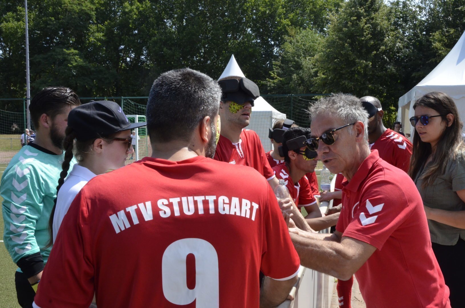 Der Trainer des MTV Stuttgart, Giuseppe Calaciura, gibt seiner Mannschaft die letzten Anweisungen.