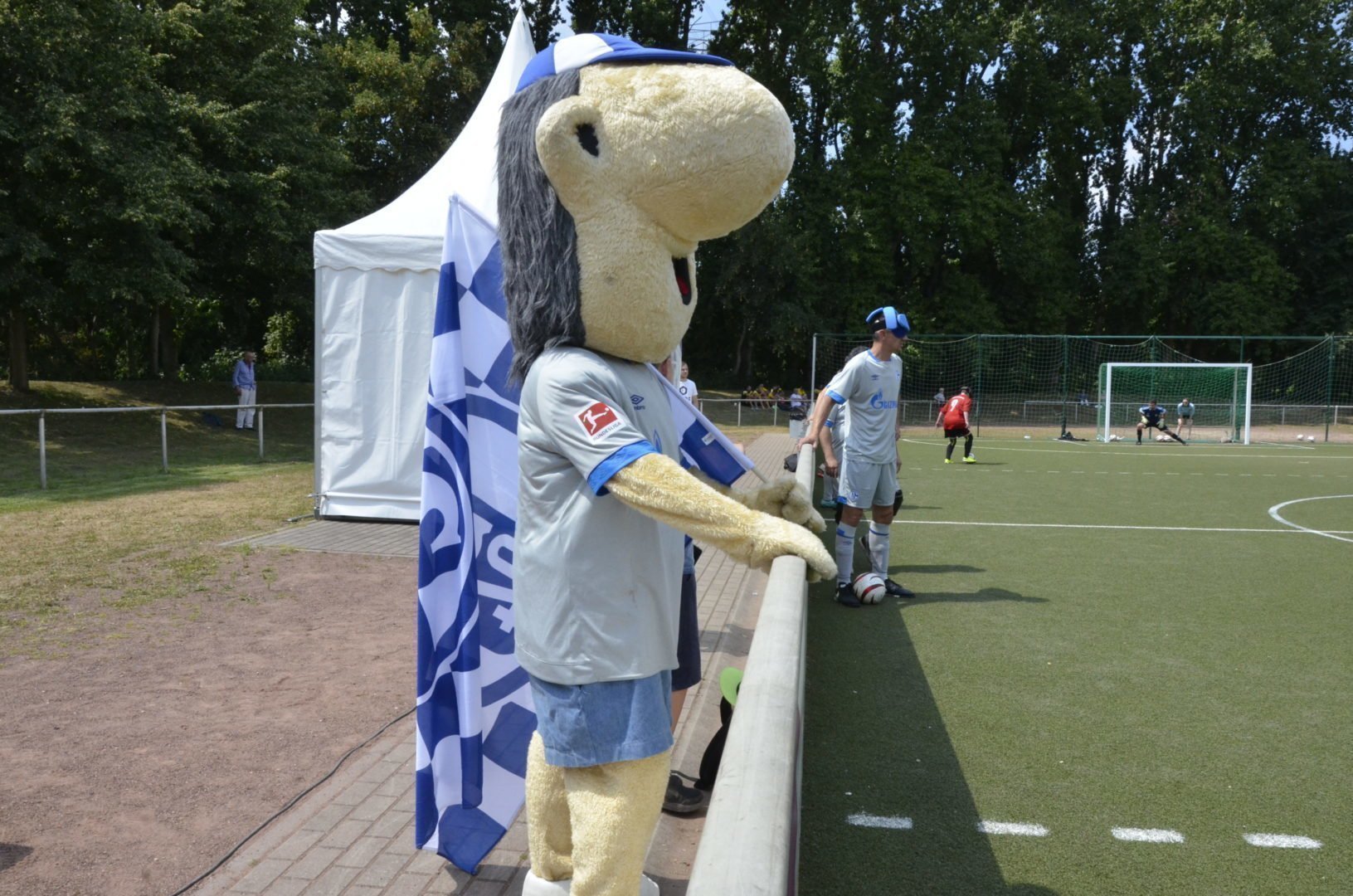 Auch Schalkes Maskottchen „Erwin" war auf der Sportstätte des VfB Gelsenkirchen vor Ort. 