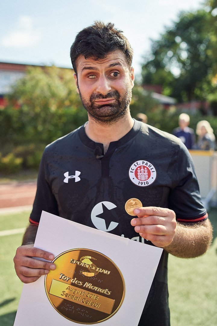 Serdal Celebi mit der Urkunde zum Sportschau-„Tor des Monats". Foto: https://www.stefangroenveld.de/