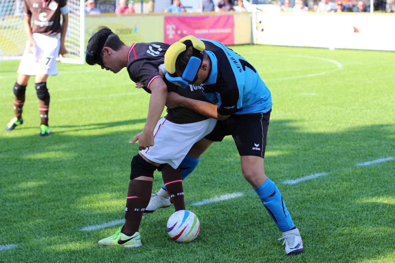 Intensive Zweikämpfe: Jonathan Tönsing versucht vor Taime Kuttig den Ball abzuschirmen. Kuttig schiebt mit beiden Armen, Foto: Florian Eib.