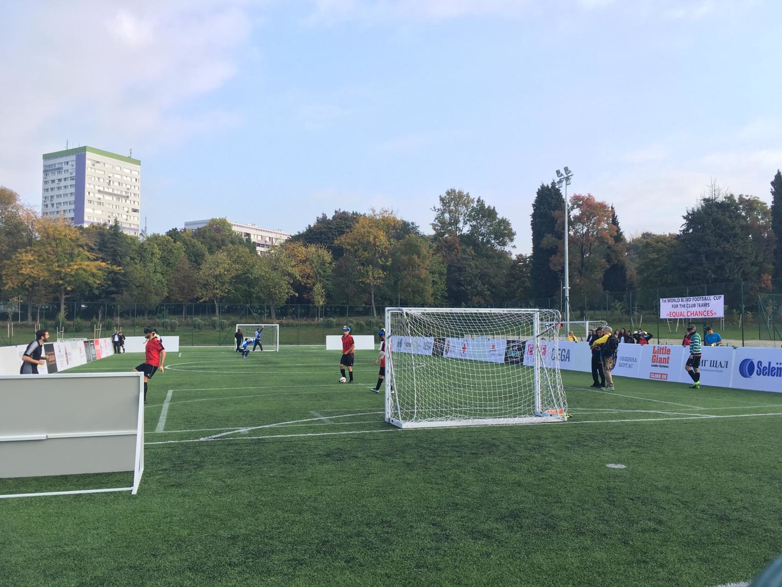 Ein Blick über das Spielfeld, auf dem die inoffizelle Club-WM ausgetragen wird. Foto: Mania