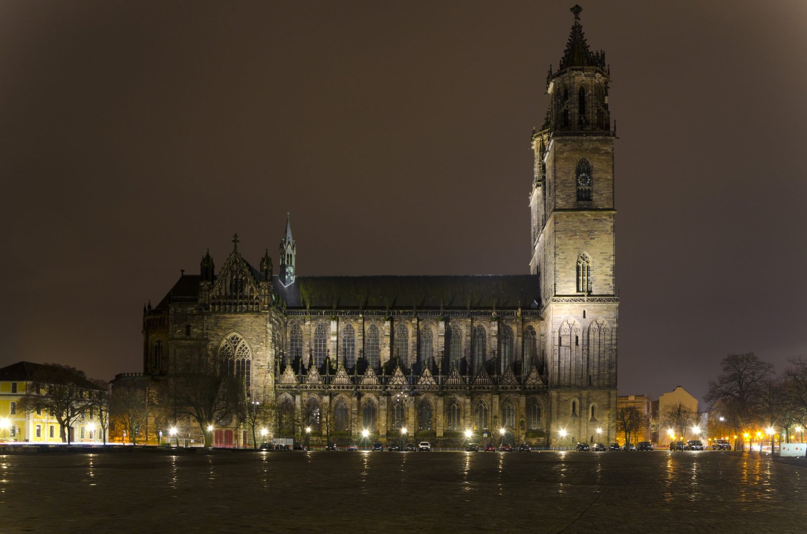 Der Magdeburger Dom bei Nacht. Er ist das Wahrzeichen der Stadt. Fotorechte: Pixaline.