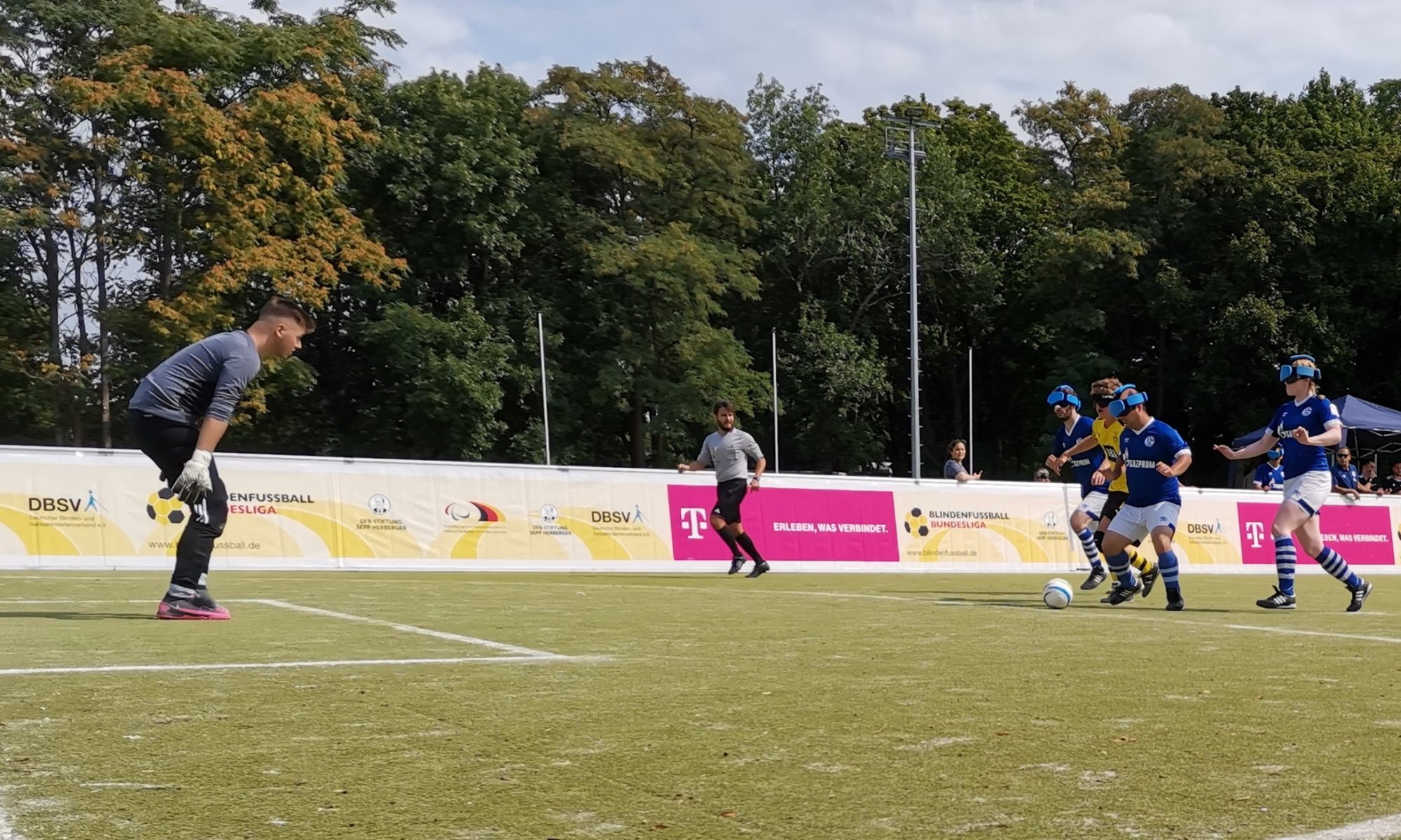 Borussia Dortmund feierte in Berlin einen geluingenen Auftakt in die Blindenfußball-Bindesligasaison. Hier versucht BVB-Angreifer Jonas Fuhrmann einen Treffer zu erzielen. Foto: Jonas Bargmann