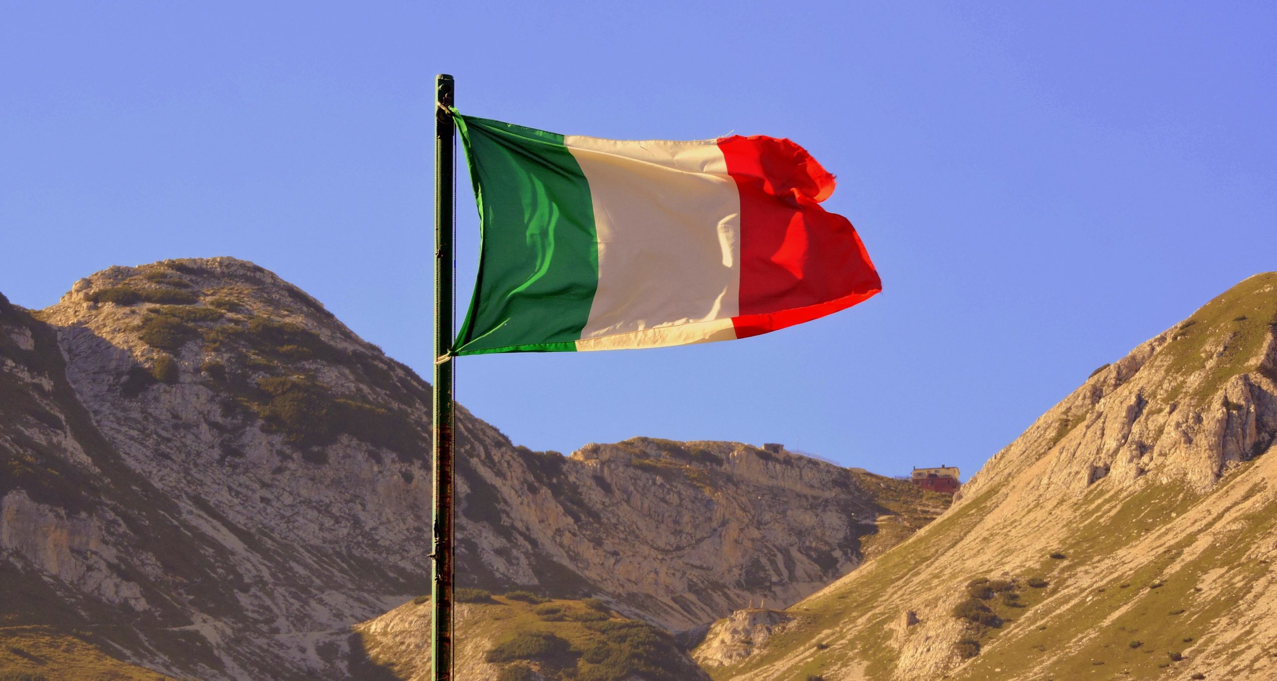 Die Flagge von Italien in einer Landschaft. Bildquelle: pcdazero