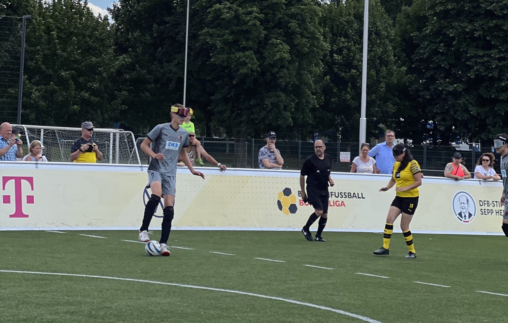 Eine Spielszene zeigt Rasmus Narjes, der den Spielball am rechten Fuß führt. Er steht noch in der eigenen Hälfte auf der halblinken Seite. Es nähert sich die BVB-Verteidigerin Amira Schwarz.