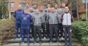 14 Schiedsrichter bereiteten sich im Vorwege der Blindenfußball-Bundesligasaison auf die neue Spielzeit vor. Auf diesem Bild stehen sie als Gruppe für ein gemeinsames Bild bereit.