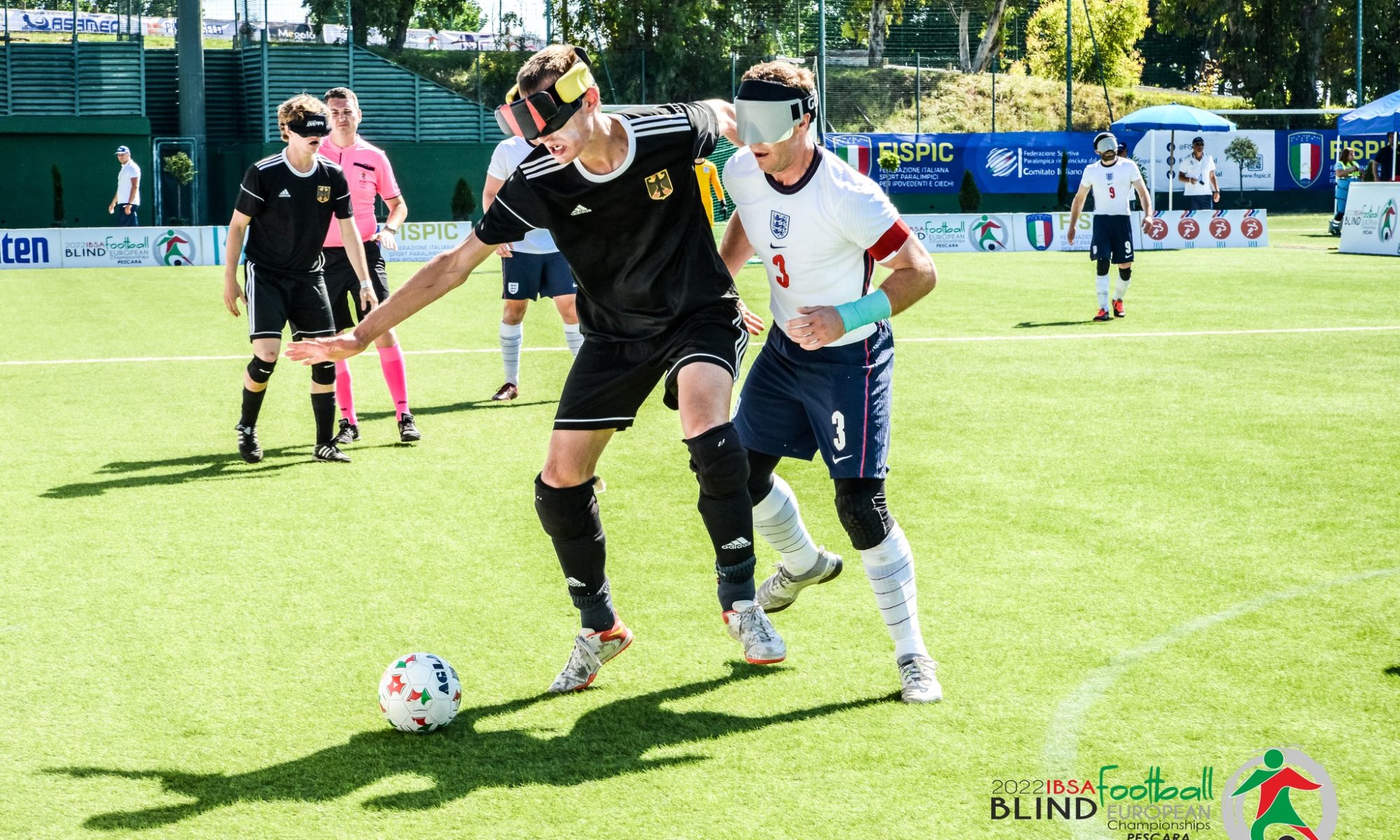 Rasmus Narjes (hier gegen Englands Owen Bainbridge bei der EM 2022) steht im WM-Kader der deutschen Blindenfußball-Nationalmannschaft der Herren.