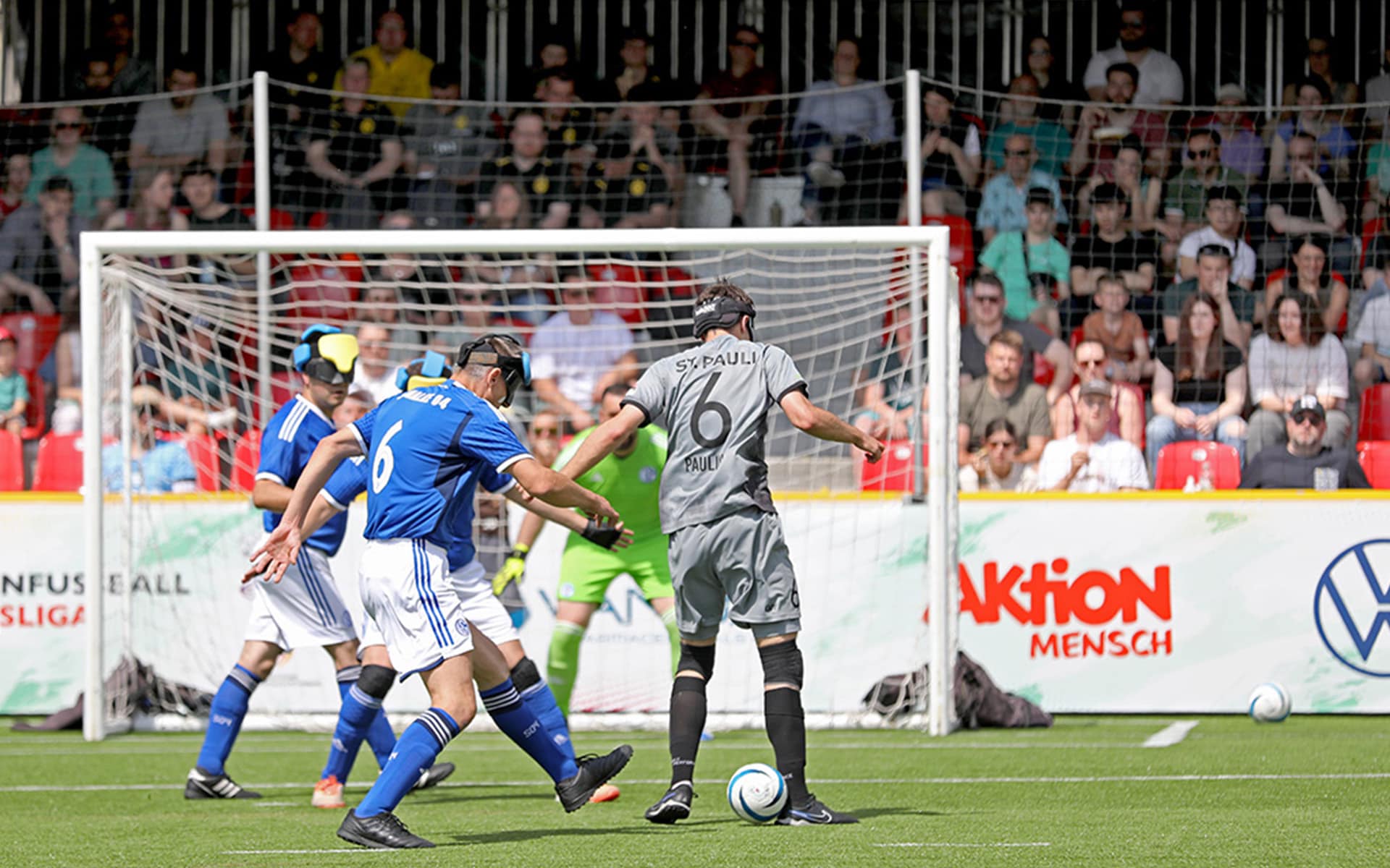 Paul Ruge setzt sich hier im Spiel gegen den FC Schalke 04 gegen seine Gegenspieler durch. Am Ende mussten sich die Kiezkicker aber dem S04 geschlagen geben. Foto: Carsten Kobow